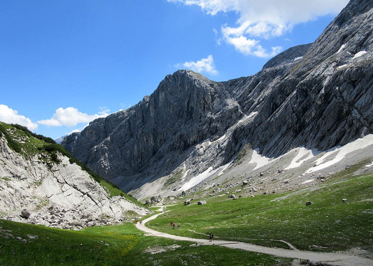 Anstrengende Mountainbike-Tour von Garmisch-Partenkirchen auf den Osterfelderkopf nahe der Alpspitze