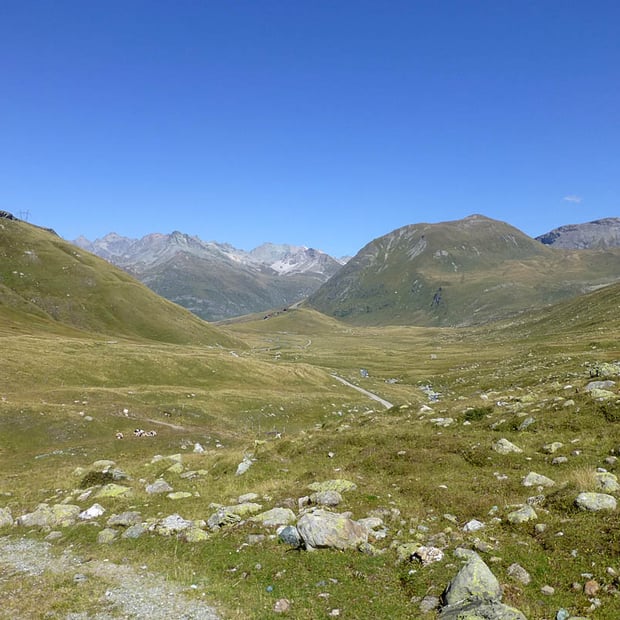 Drei Pässe Mountainbike-Rundtour von Sankt Moritz im Oberengadin über Julierpass, Septimerpass und Malojapass