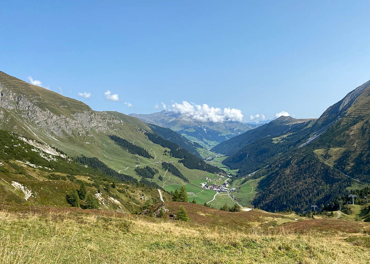 Kurze aber fordernde MTB-Auffahrt von Hintertux zu Tuxer Joch Hütte und Tuxer Joch im Antlitz des Gletschers