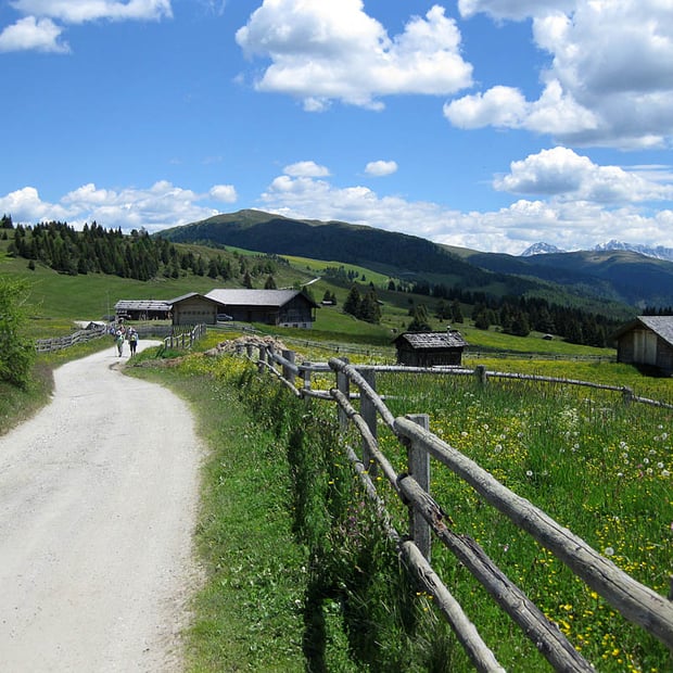 Mountainbike-Tour mit Ausblick für Einsteiger vom Parkplatz Zumis über die Ronerhütte auf die Rodenecker-Lüsner Alm zur Rastnerhütte