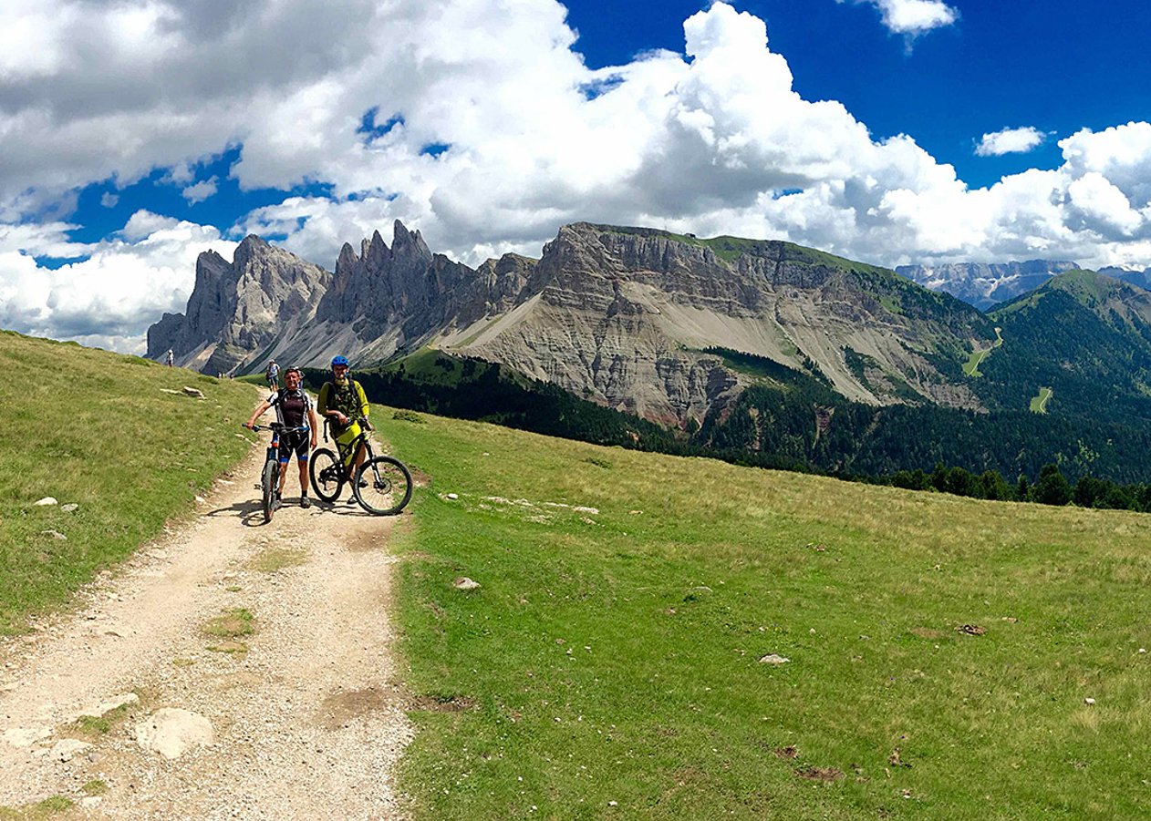 Dolomiten Traumtour von St. Ulrich in Gröden zu Raschötzhütte und Brogleshütte im Naturpark Puez-Geisler mit anschließender Trailabfahrt