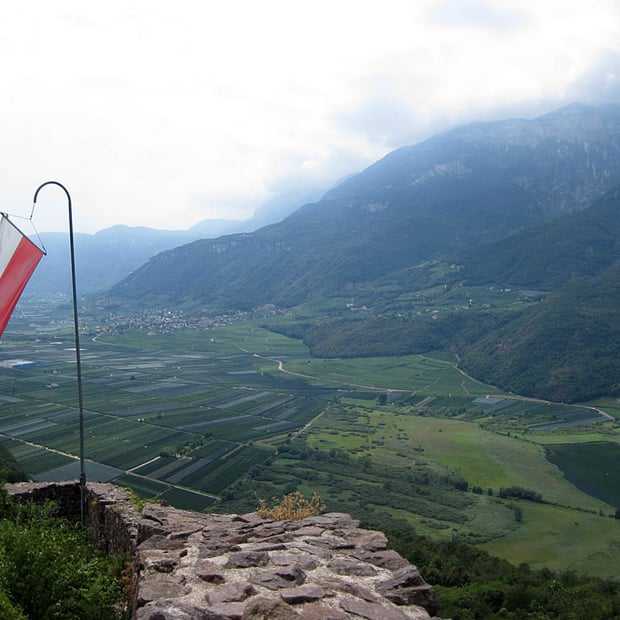 Holprige Bike-Tour vom Kalterer See hinauf auf den Mitterberg und über Single-Trail Passagen vorbei an den Roßzähnen zur Leuchtenburg