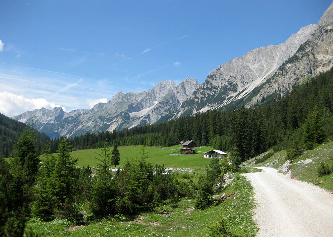 Weitläufige Genusstour von Scharnitz durch das Karwendeltal hinauf zum Karwendelhaus