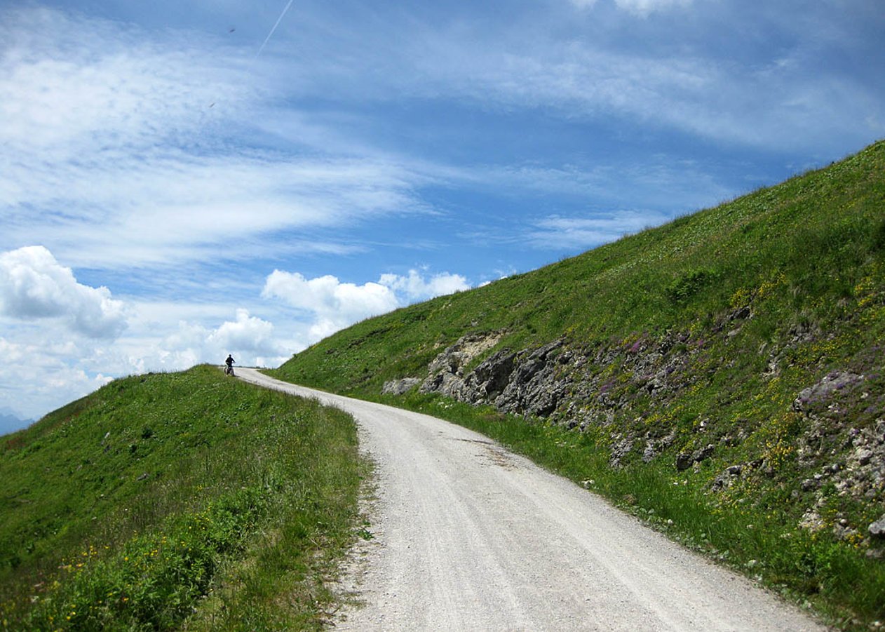 Abwechslungsreiche Mountainbike-Tour von Lenggries Hohenwiesen über die Röhrlmoos Alm hinauf in Richtung Hochplatte und vorbei an der Amperthalalm zur Schönbergalm unterhalb des Schönberg Gipfels