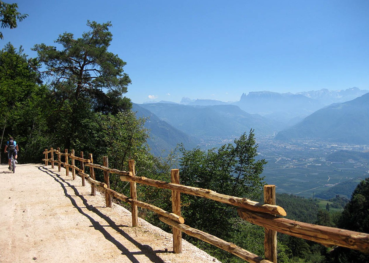 Einfache Panorama-Rundtour im Überetsch von Eppan an der Weinstraße über Buchwald und Perdonig