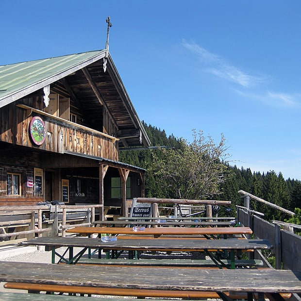 Vom Sonnenbichl bei Bad Wiessee am Tegernsee über das Zeiselbachtal zur beliebten Aueralm am Fockenstein
